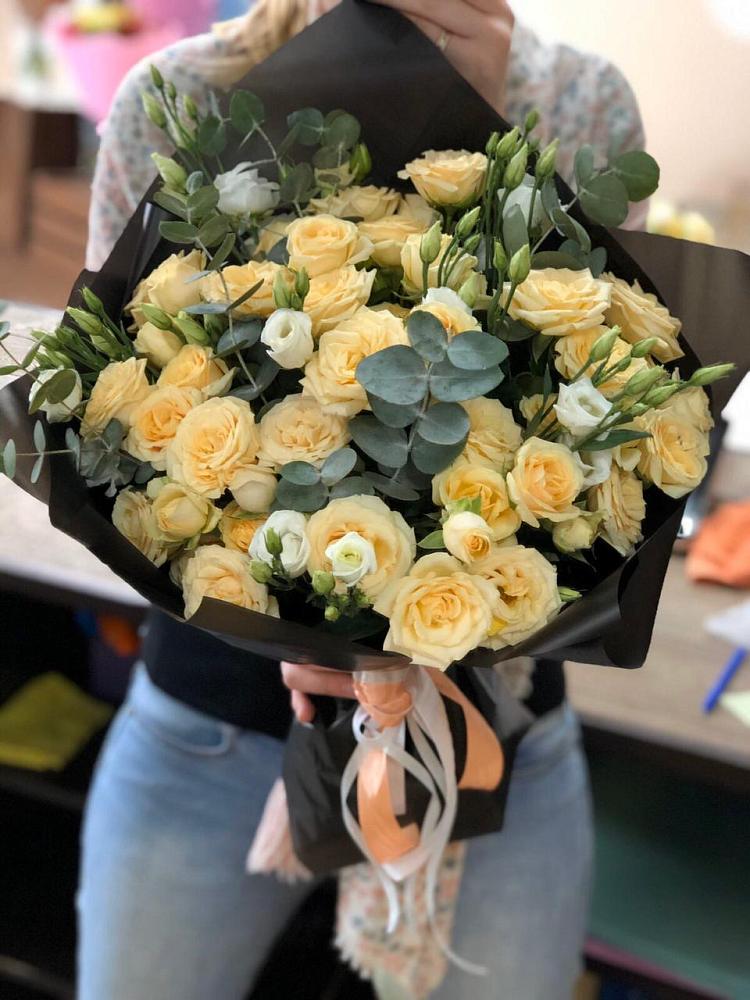 Букет цветов из: Розы и Лизиантусы в Гончарку