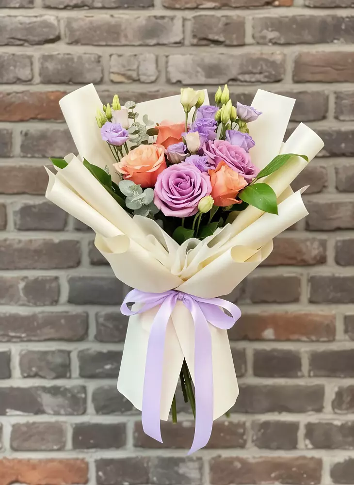 Букет цветов из: Лизиантусы и Розы в Гончарку