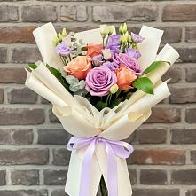 Букет цветов из:  Лизиантусы и Розы в Гончарку