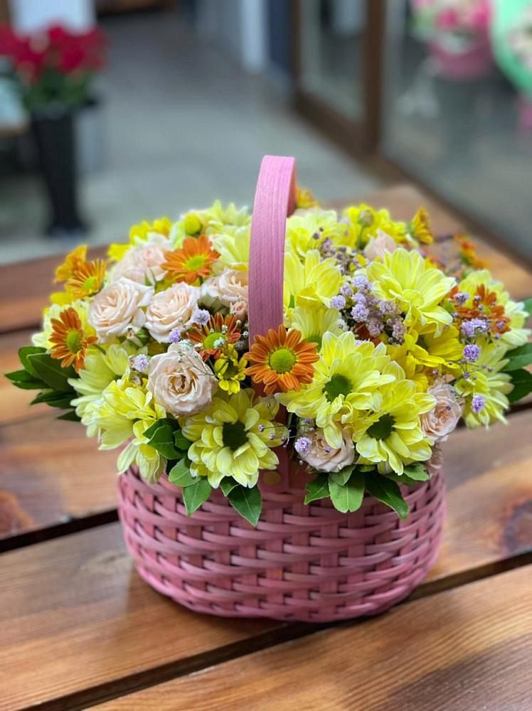 Цветочная композиция из Хризантемы и Розы в корзине в Гончарку