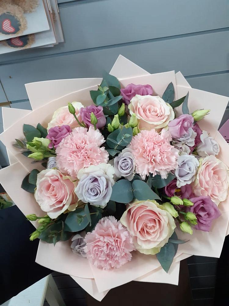 Букет цветов из: Розы, Гвоздики и Лизиантусы в Гончарку