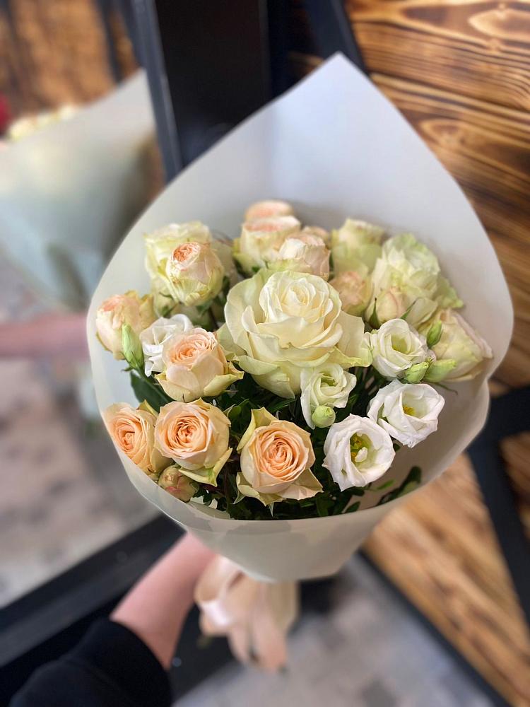 Букет цветов из: Розы и Лизиантусы в Гончарку